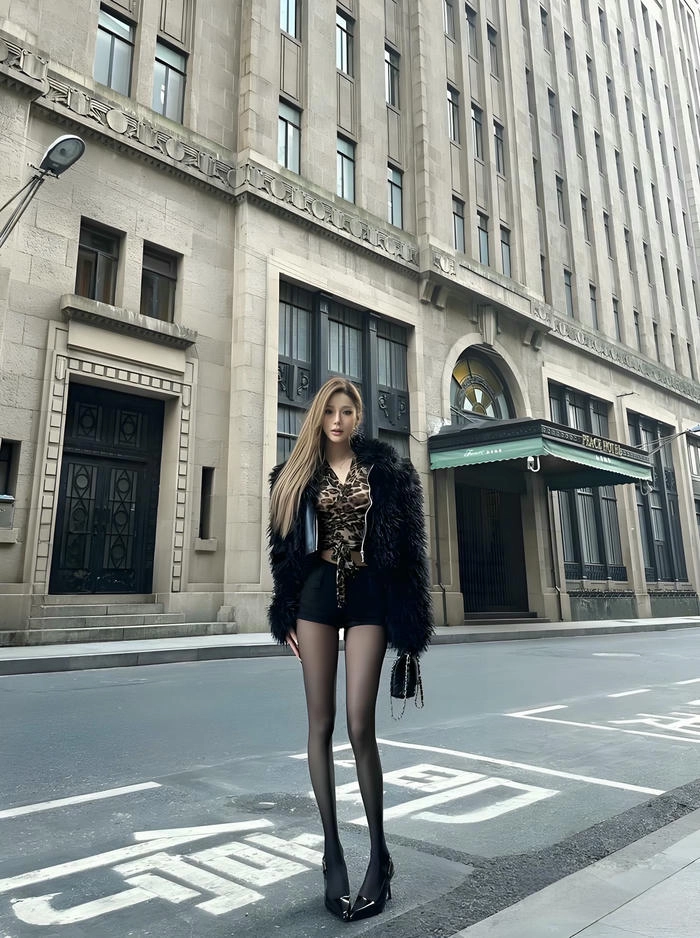Gái xinh Trung Quốc chân dài diện áo crop top