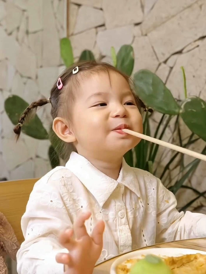Hình ảnh bé Pam cute dễ thương vô cùng