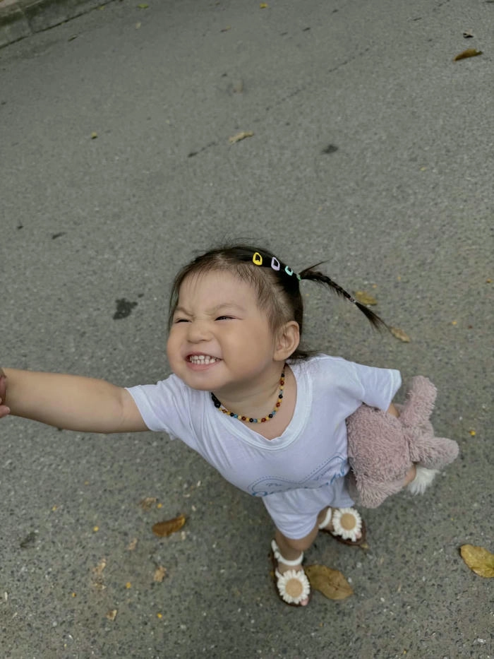 Hình ảnh bé Pam cute hồn nhiên