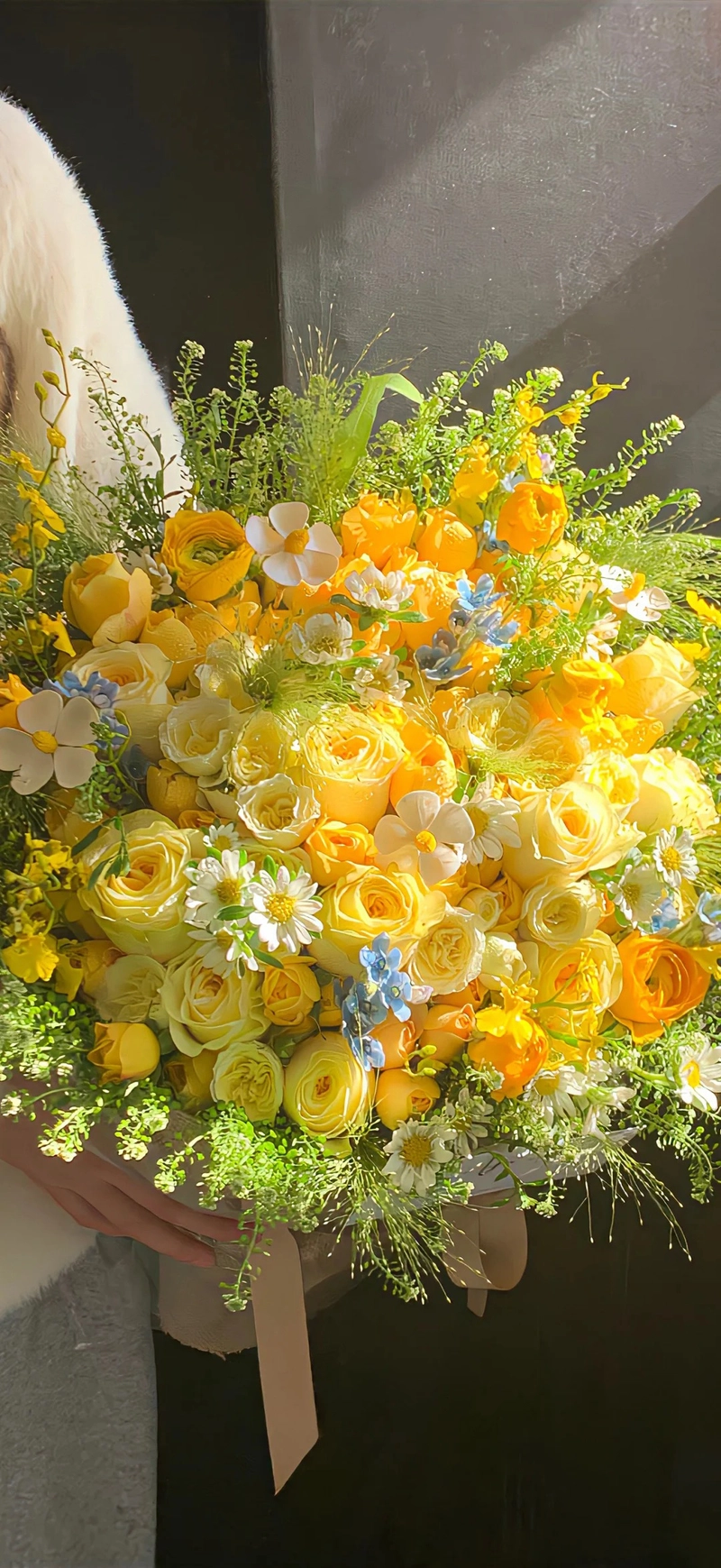 Hình nền màu vàng tươi rạng rỡ đầy sức sống