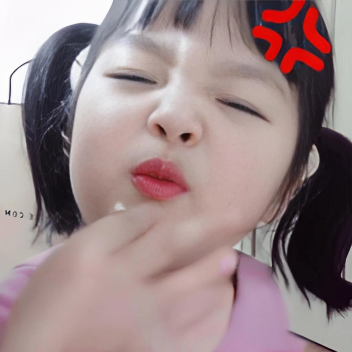 Meme em bé cute biểu cảm lầy lội
