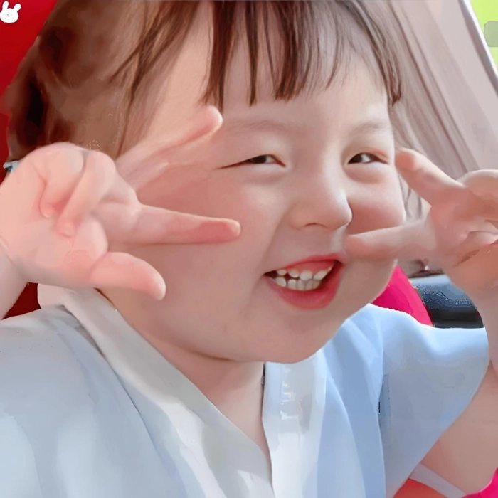 Meme em bé cute lém lỉnh