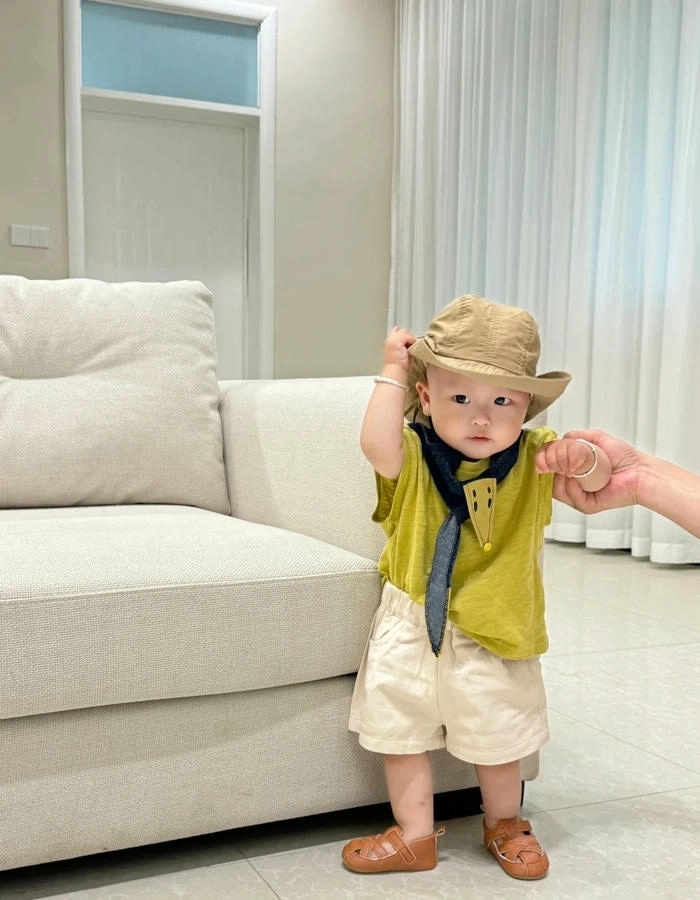 Ảnh 2 em bé cute chơi đùa vui vẻ