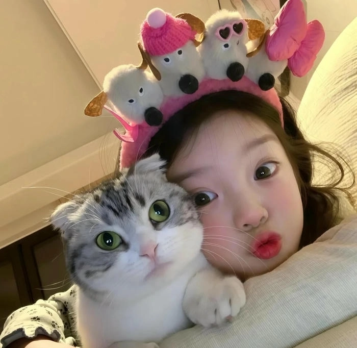 Ảnh 2 em bé cute tình cảm