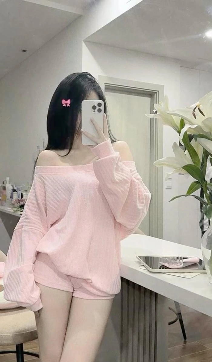 Ảnh cô gái đẹp che mặt trẻ trung