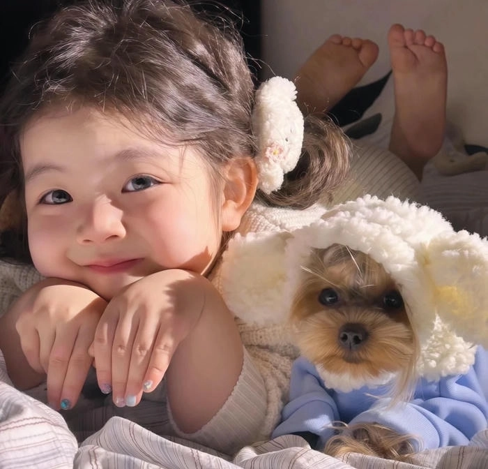 Ảnh cute em bé đang vui đùa