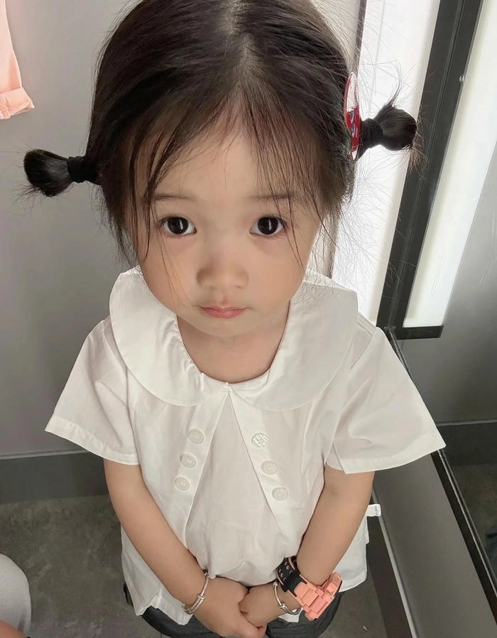 Ảnh cute em bé hờn đáng yêu