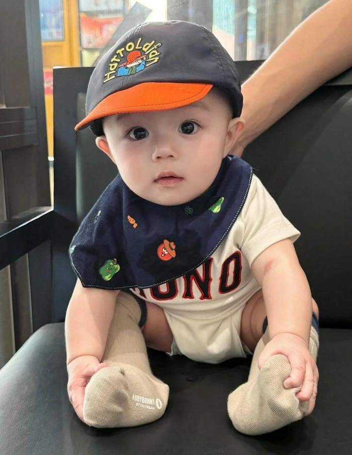 Ảnh cute em bé siêu dễ thương