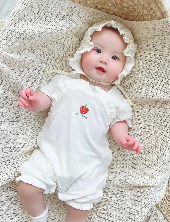 Ảnh em bé cute đáng yêu vô tư