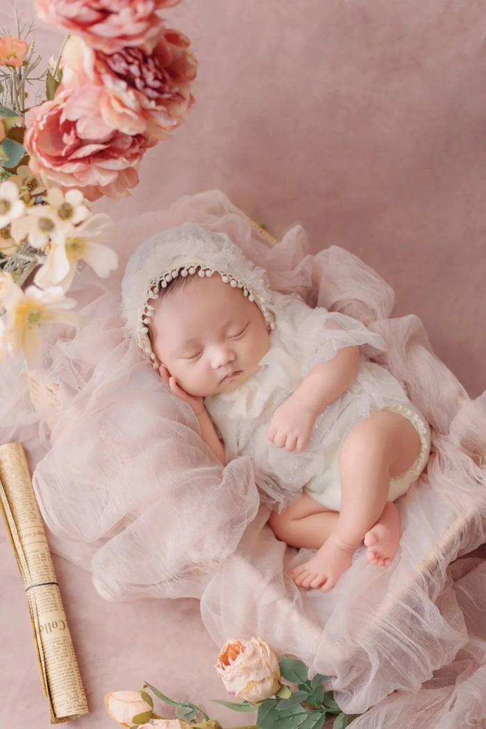 Bé gái sơ sinh ngọt ngào dùng làm hình nền