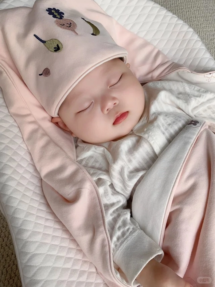 Em bé sơ sinh đáng yêu trong hình nền