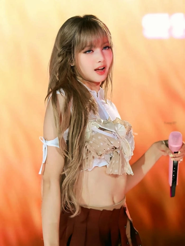 Hình ảnh Lisa cute hút ánh nhìn