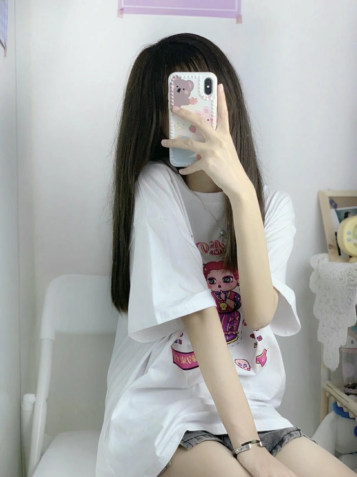 Hình ảnh con gái cute che mặt cá tính