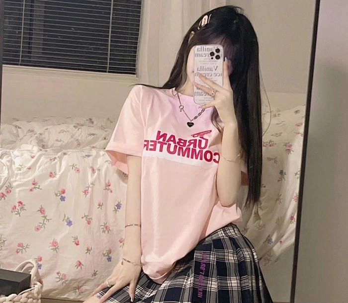 Hình ảnh con gái cute che mặt phong cách