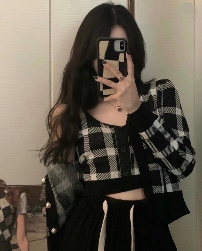Hình ảnh con gái cute che mặt tóc dài duyên dáng