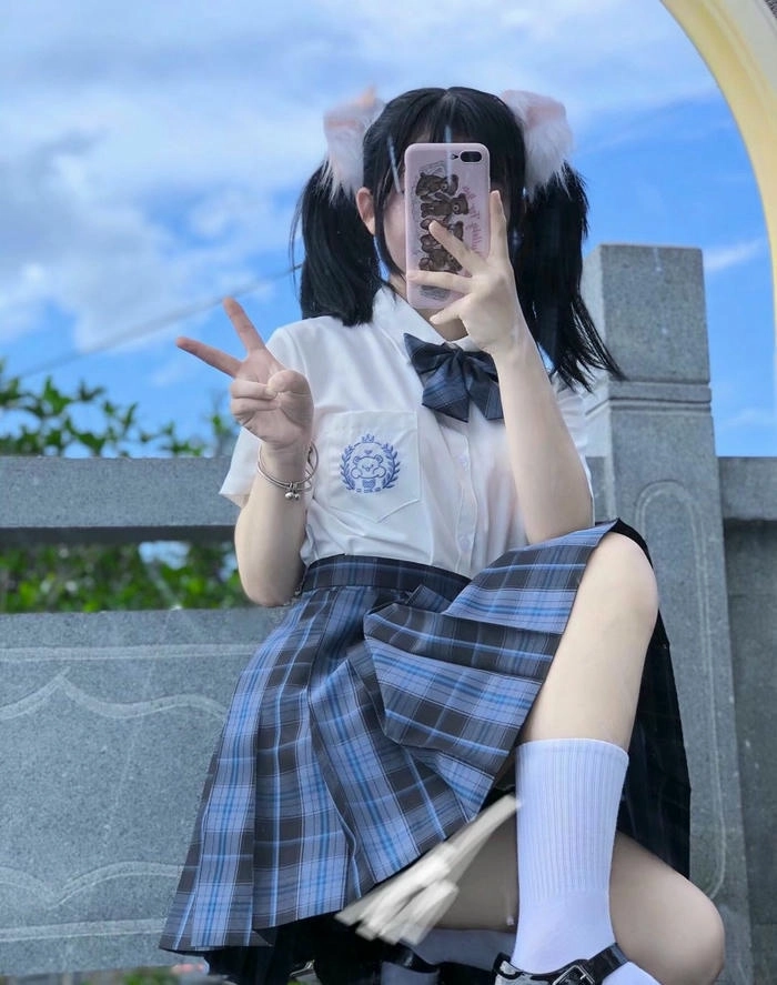 Hình ảnh con gái cute che mặt tóc ngắn dễ thương