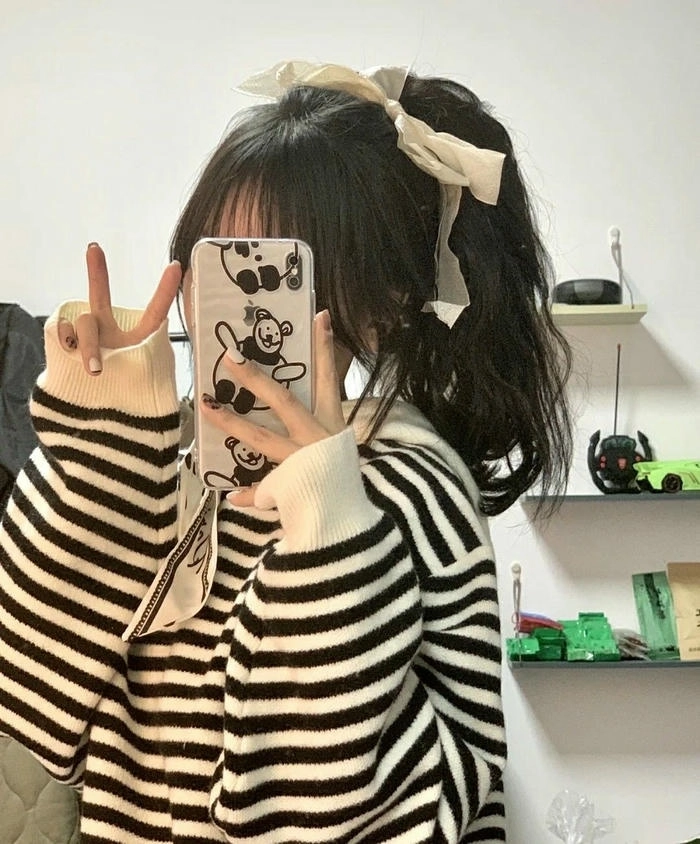 Hình ảnh con gái cute che mặt tóc ngắn tinh nghịch