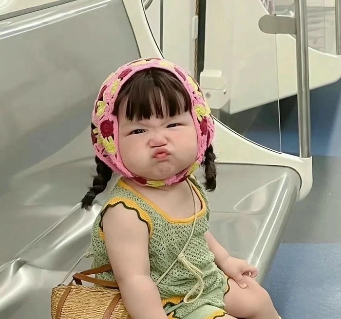 Hình ảnh trẻ em cute trong bộ đồ dễ thương