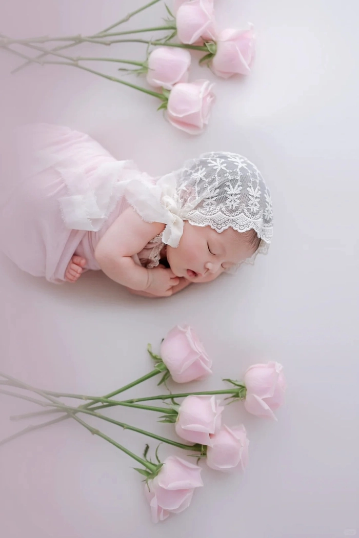 Hình nền bé gái sơ sinh cute đáng ngắm