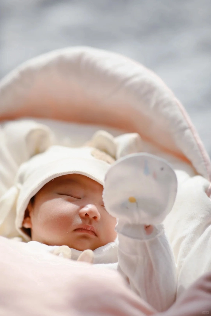 Hình nền bé gái sơ sinh ngọt ngào bình yên