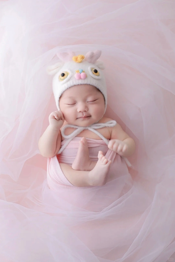 Hình nền bé gái sơ sinh nhẹ nhàng dễ thương