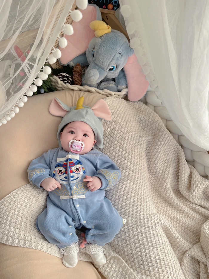 Hình nền bé gái sơ sinh tinh khôi dễ mến