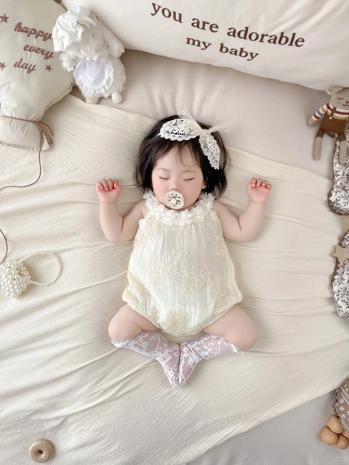 Hình nền em bé sơ sinh dễ thương dễ tải về