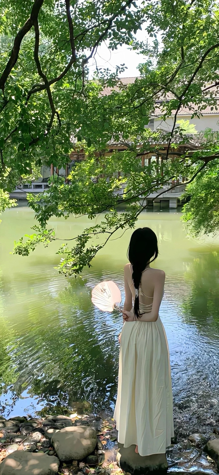 Hình nền máy tính cô gái quay lưng chill