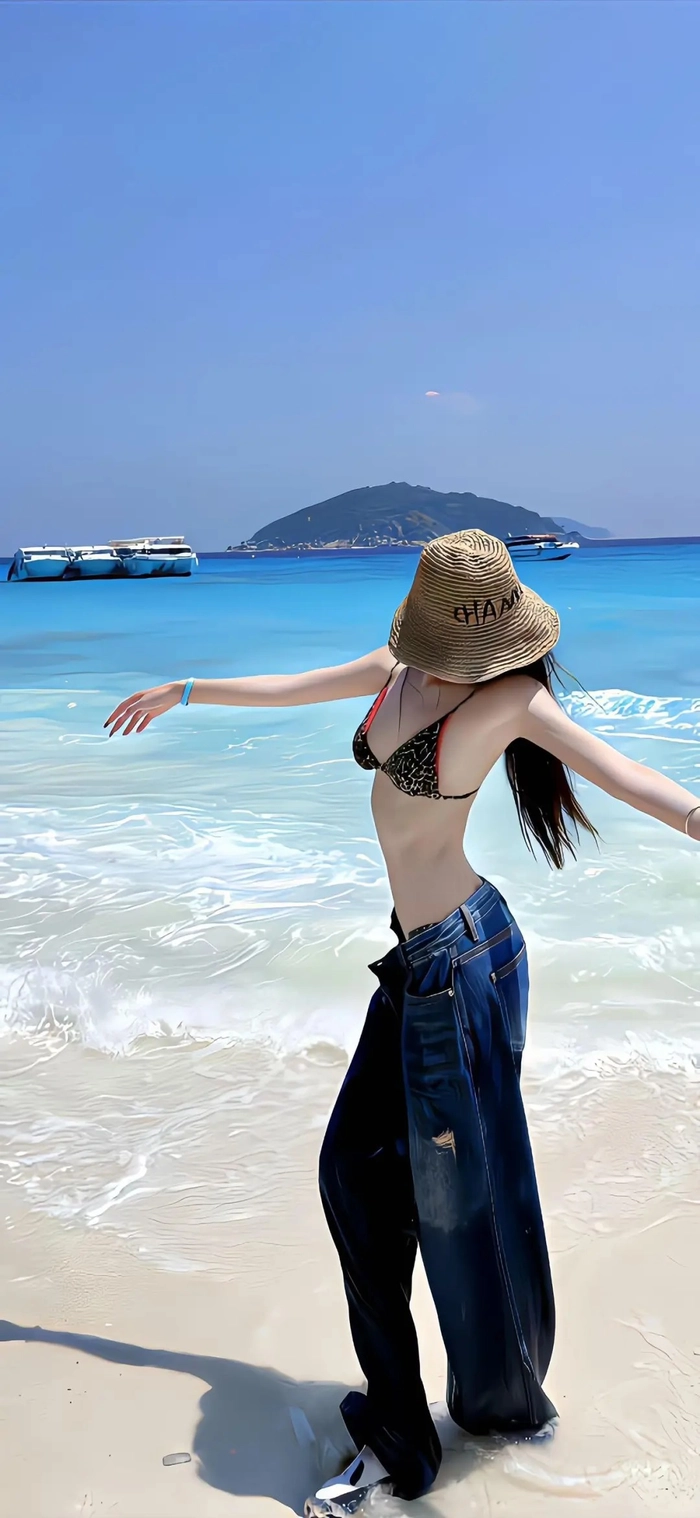 Gái xinh mông to mặc bikini quyến rũ