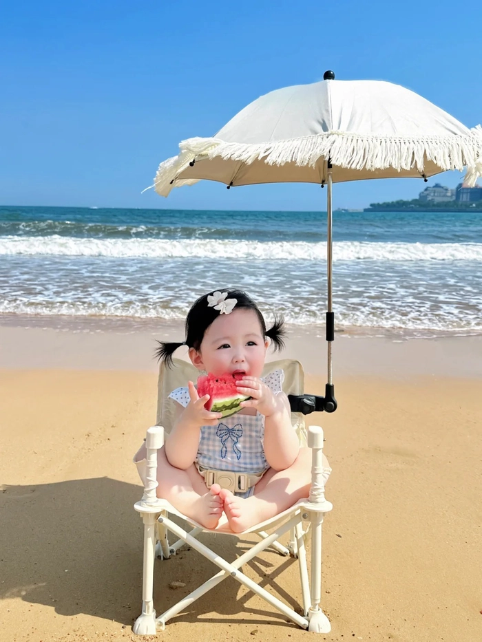 Hình nền bé gái đáng yêu tỏa sáng