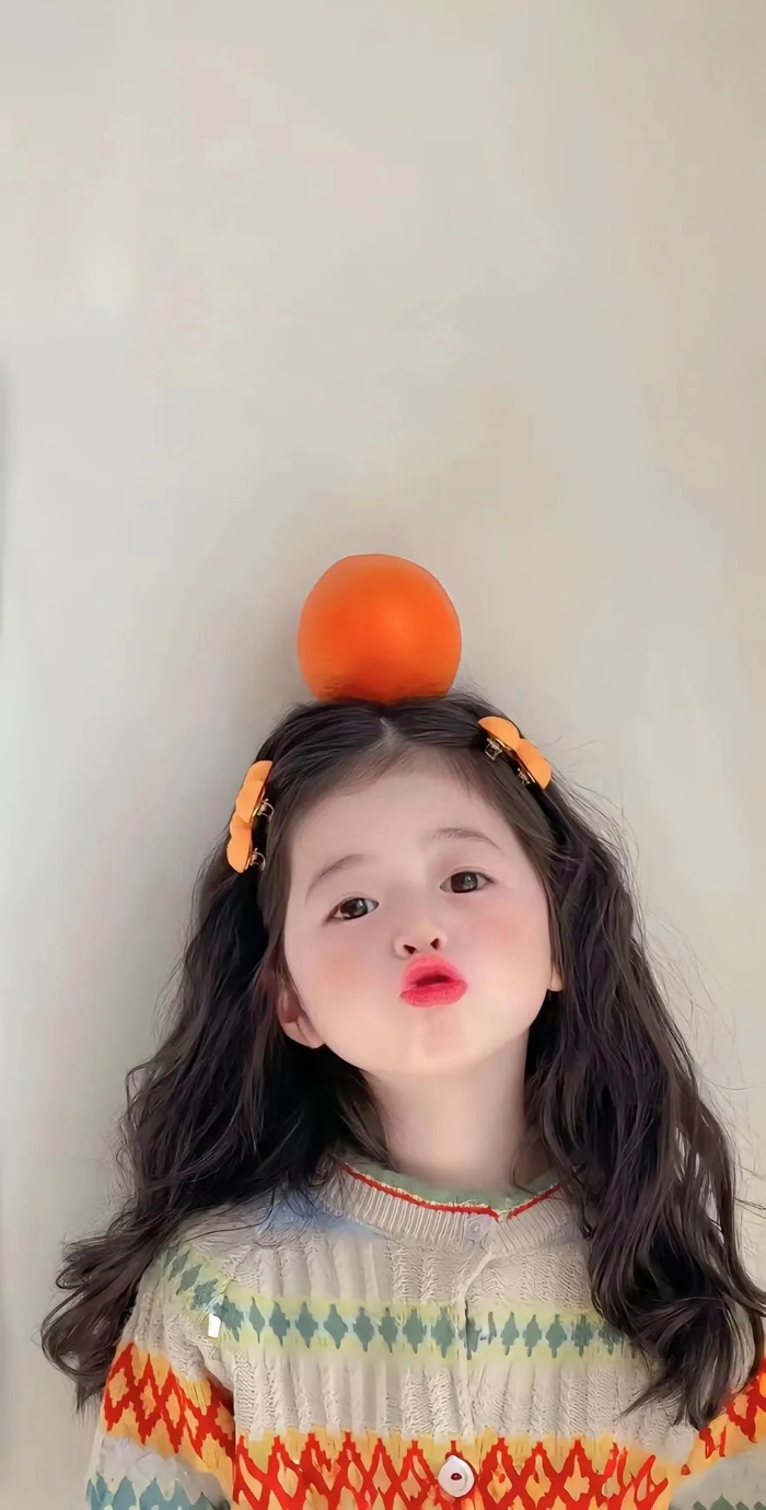 Hình nền cho mẹ bầu với bé gái dễ thương