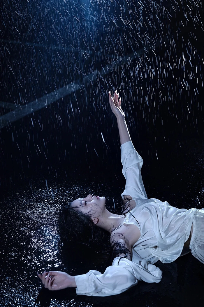 Hình nền cô gái buồn cô đơn giữa phố