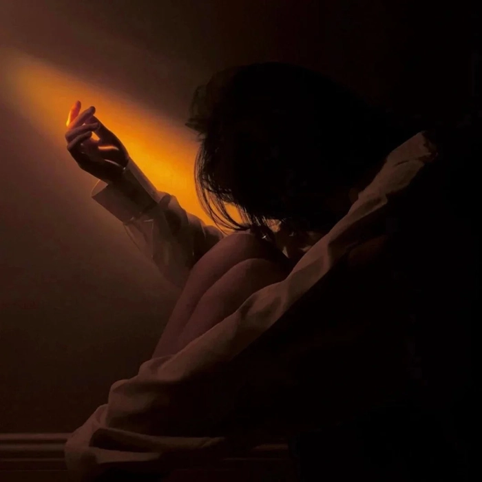 Hình nền cô gái buồn nhìn trời đêm