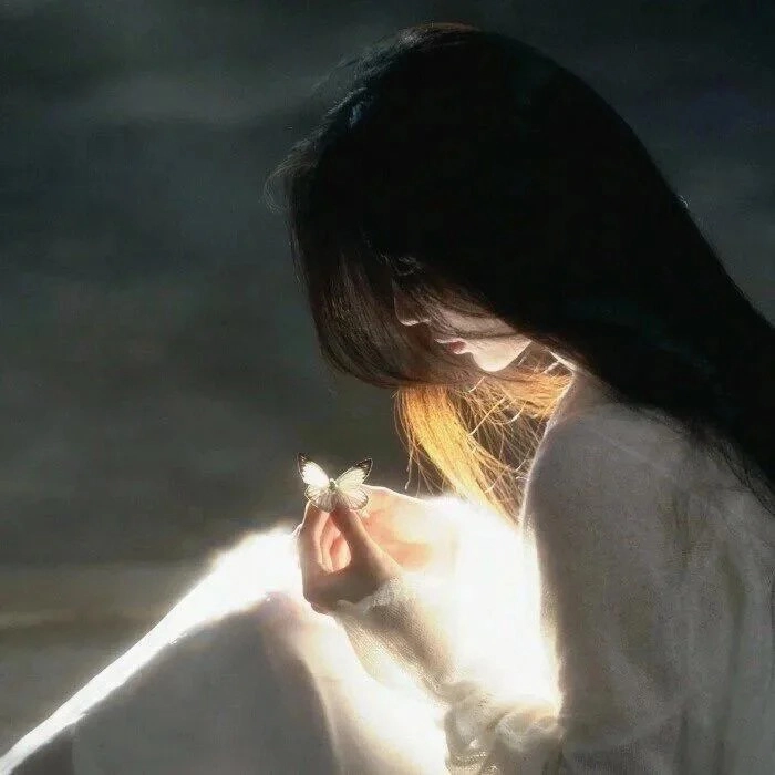 Hình nền cô gái buồn quay lưng nghệ thuật