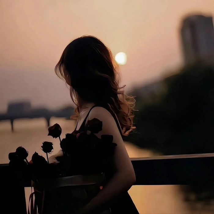 Hình nền cô gái buồn quay lưng nhìn xa