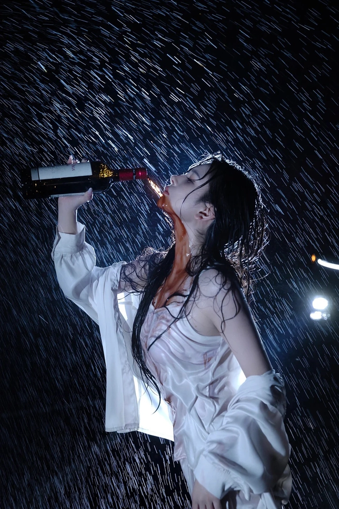 Hình nền cô gái buồn trong mưa