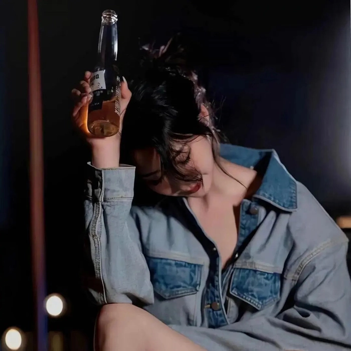 Hình nền điện thoại cô gái buồn đầy suy tư