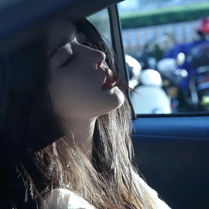 Hình nền điện thoại cô gái buồn lặng lẽ