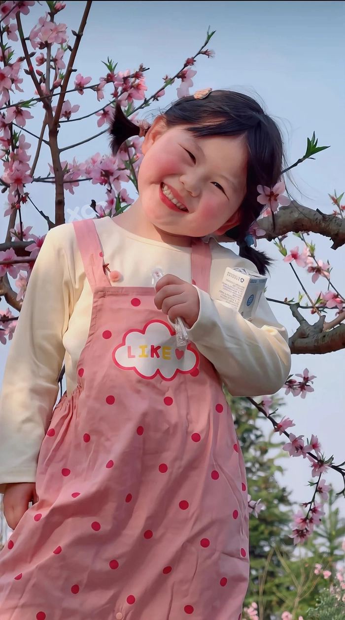 Hình nền em bé gái cute đáng yêu