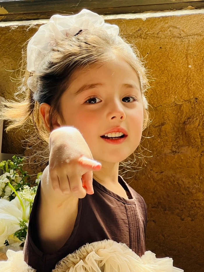 Hình nền em bé gái xinh đẹp cực dễ thương