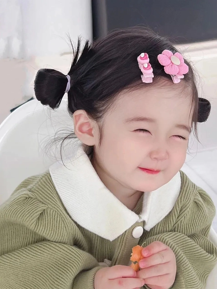 Hình nền máy tính em bé gái dễ thương