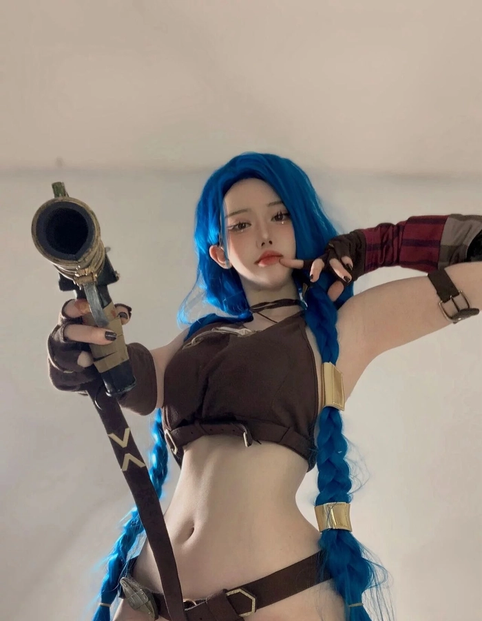 Jinx Arcane cosplay đầy năng lượng