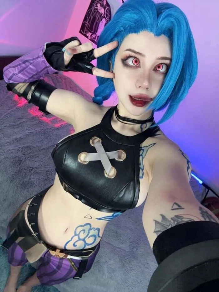 Jinx cosplay Liên Minh phong cách mạnh mẽ