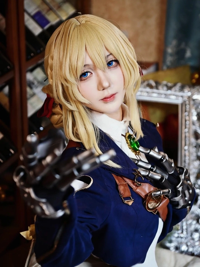 Violet Evergarden cosplay gợi cảm