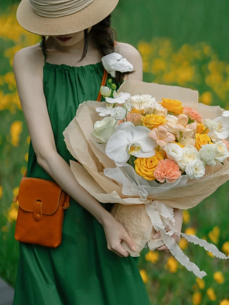 Hình nền cô gái cầm hoa nhẹ nhàng tinh tế