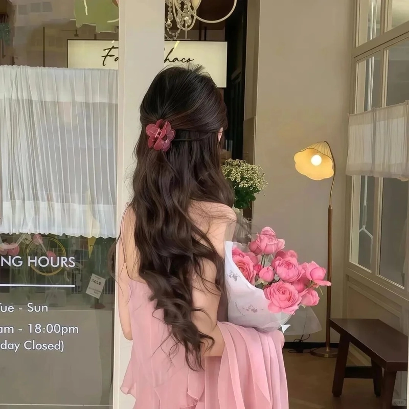 Hình nền cô gái và hoa hợp mood nhẹ nhàng