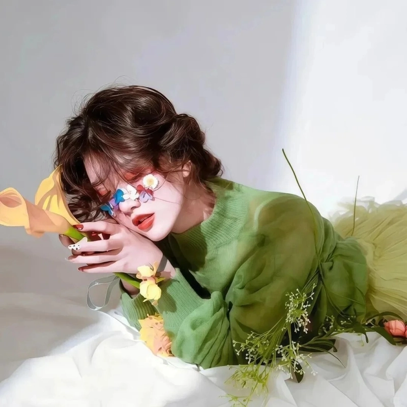 Hình nền hoa Bỉ Ngạn và cô gái cảm xúc sâu lắng