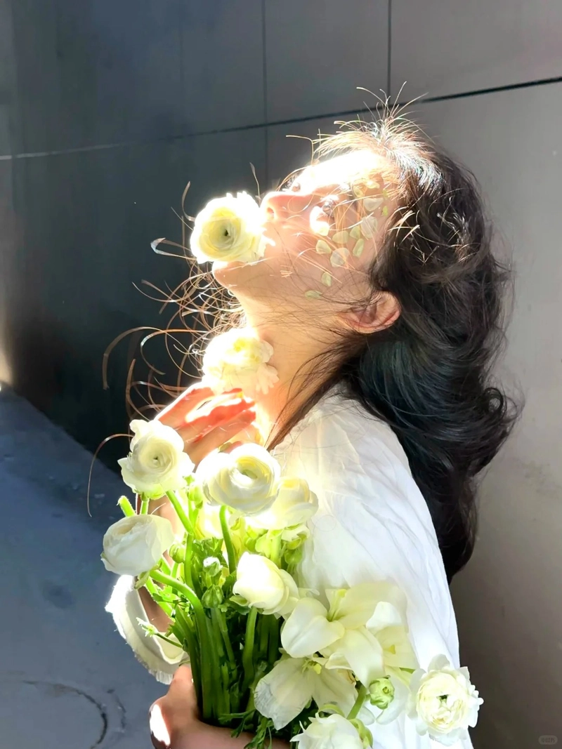 Hình nền hoa Bỉ Ngạn và cô gái phong cách huyền ảo