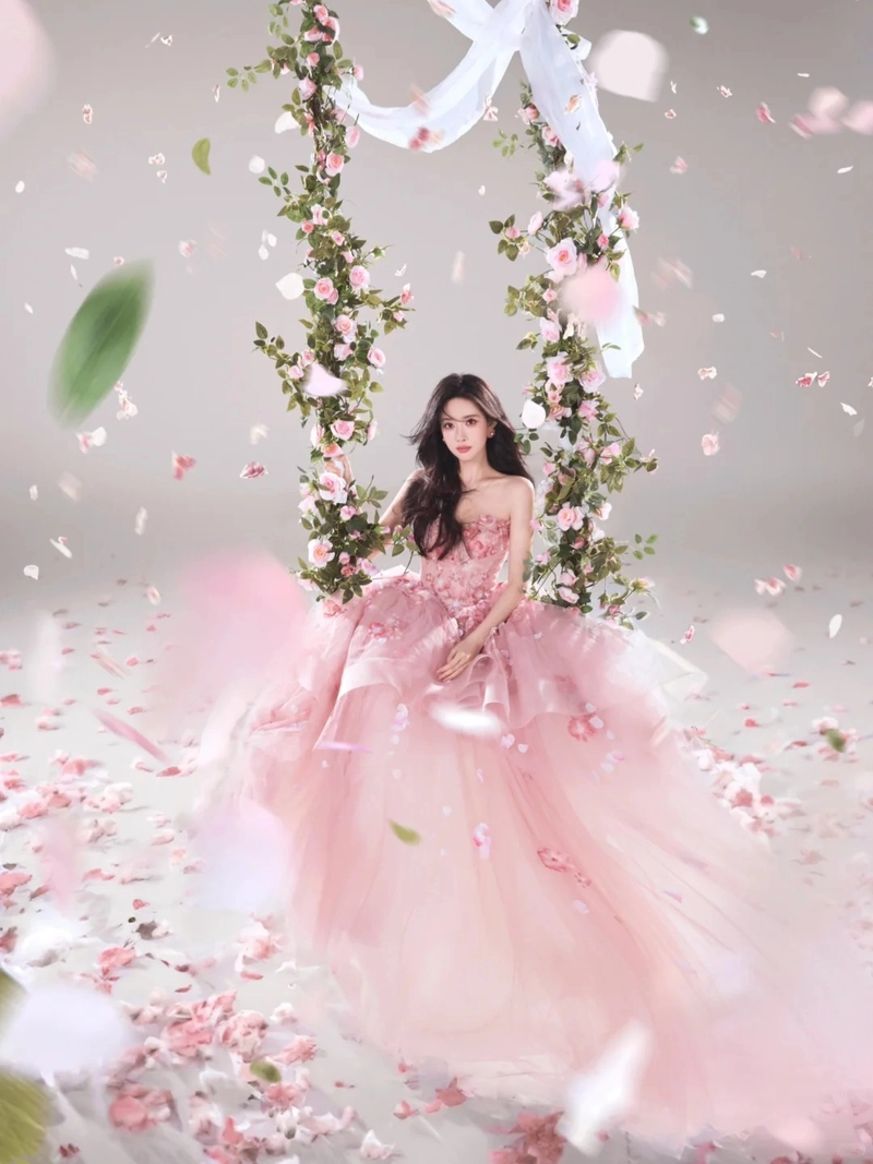 Hình nền máy tính cô gái cầm hoa pastel ngọt ngào