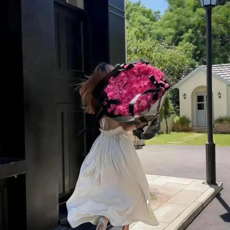 Hình nền vẽ cô gái và hoa tông đỏ quyến rũ